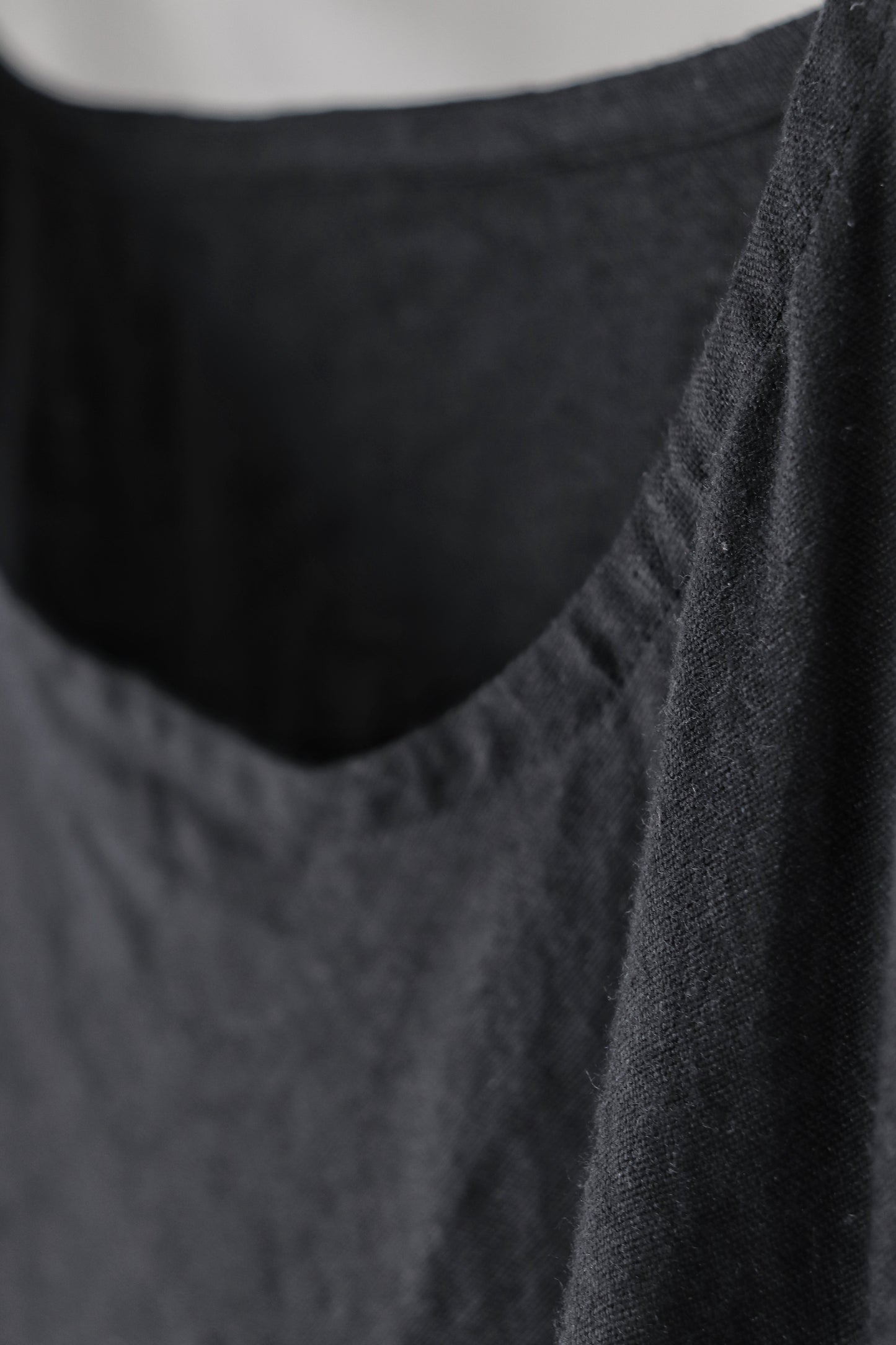 sleeveless slit shirt