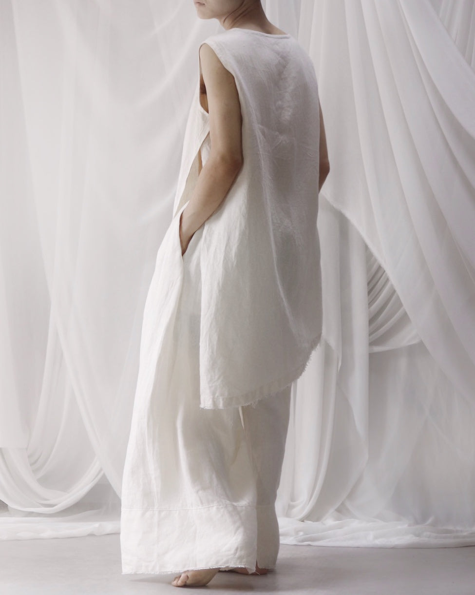 sleeveless slit shirt/white