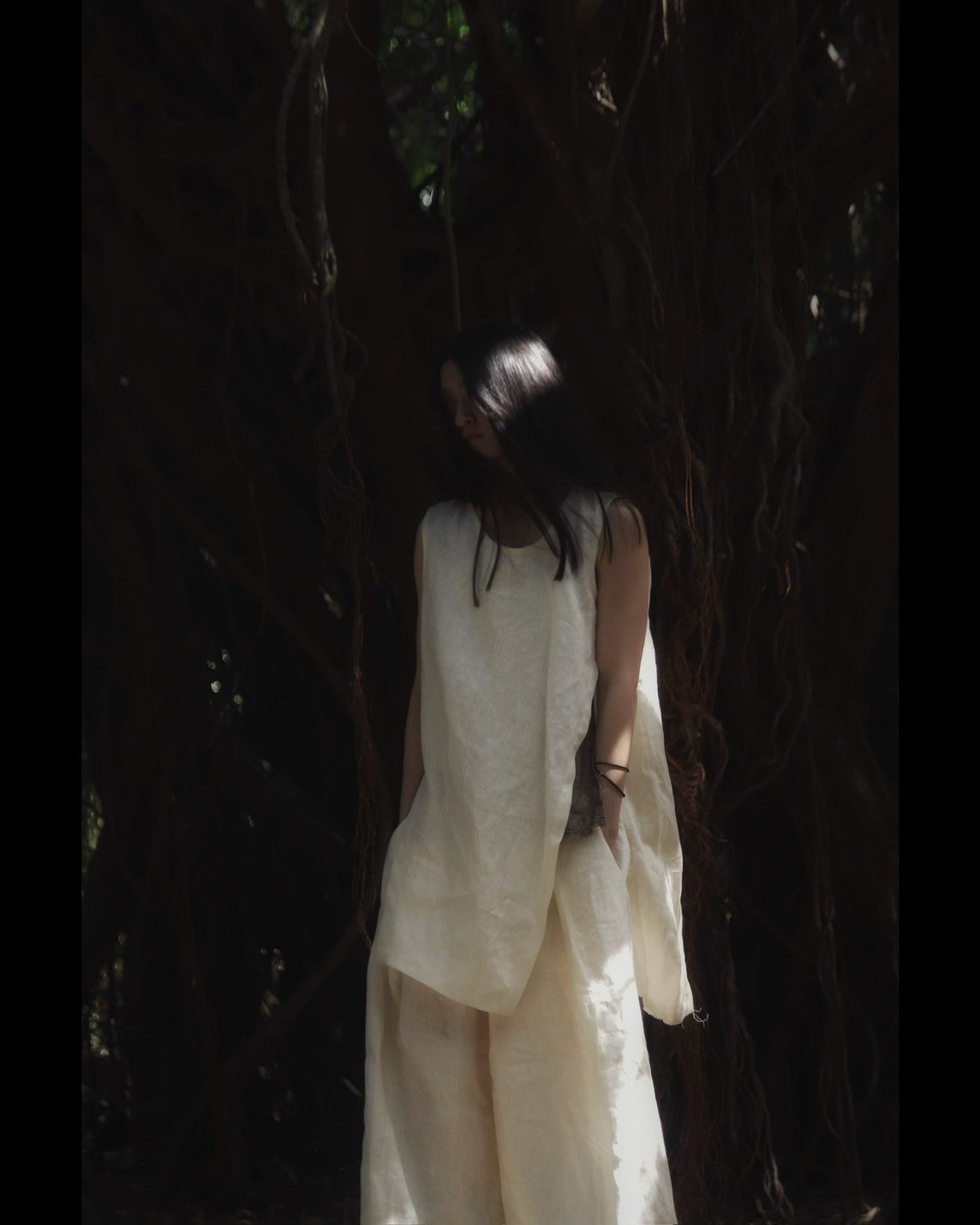 sleeveless slit shirt/white