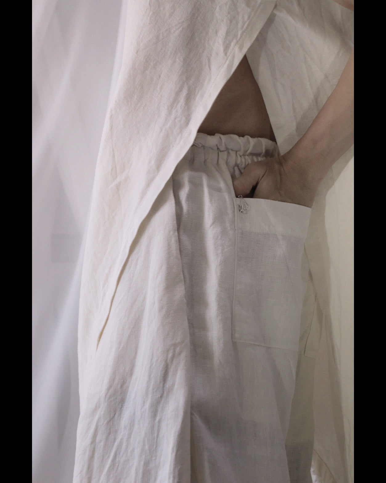 sleeveless slit shirt/white