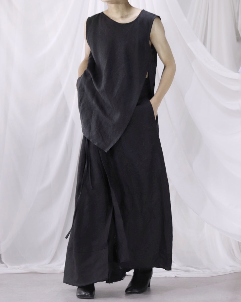 sleeveless slit shirt