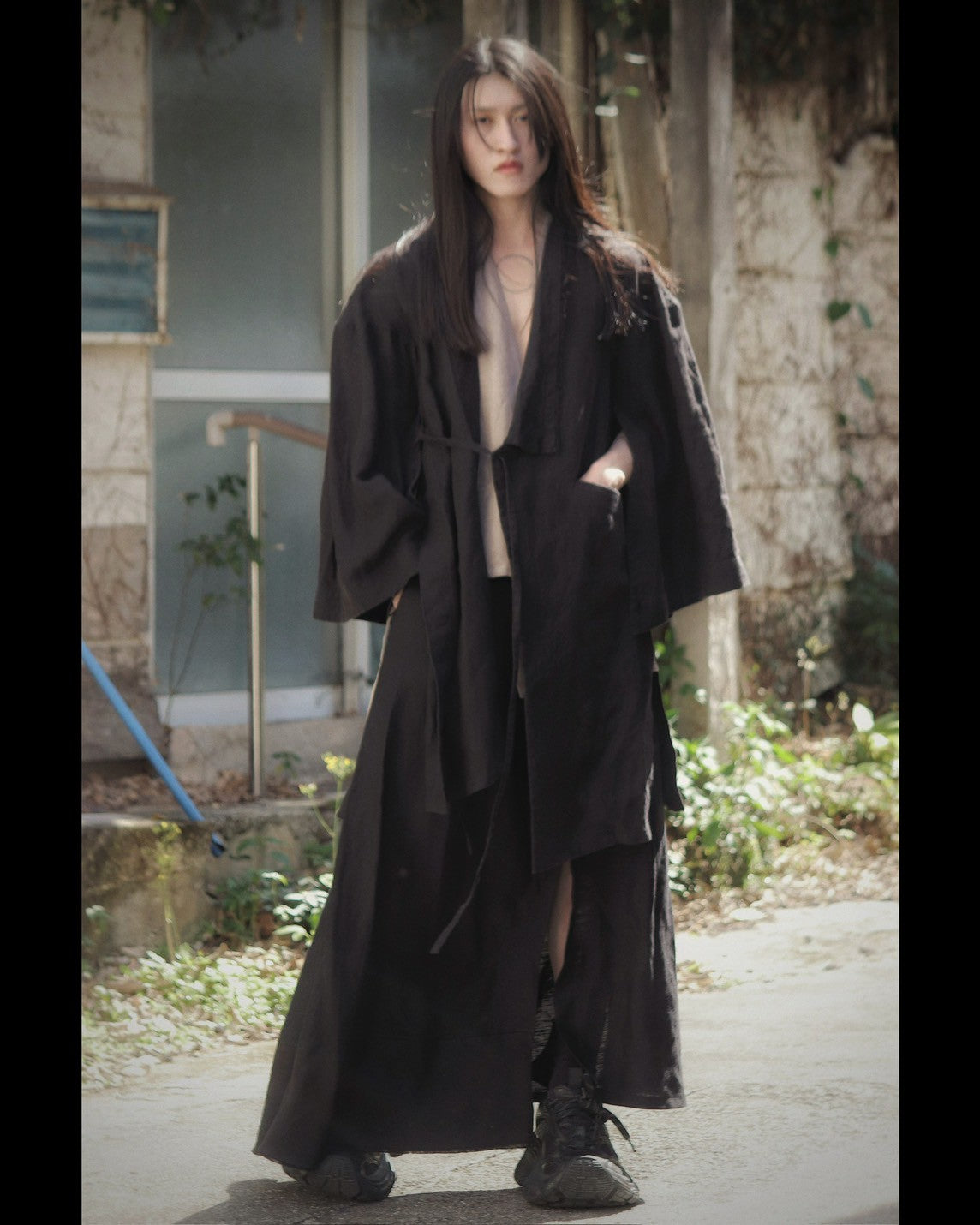 wide shoulder knee-length coat