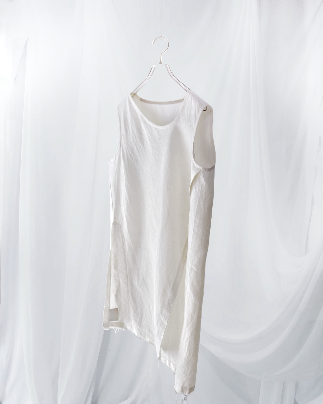 sleeveless slit shirt/white