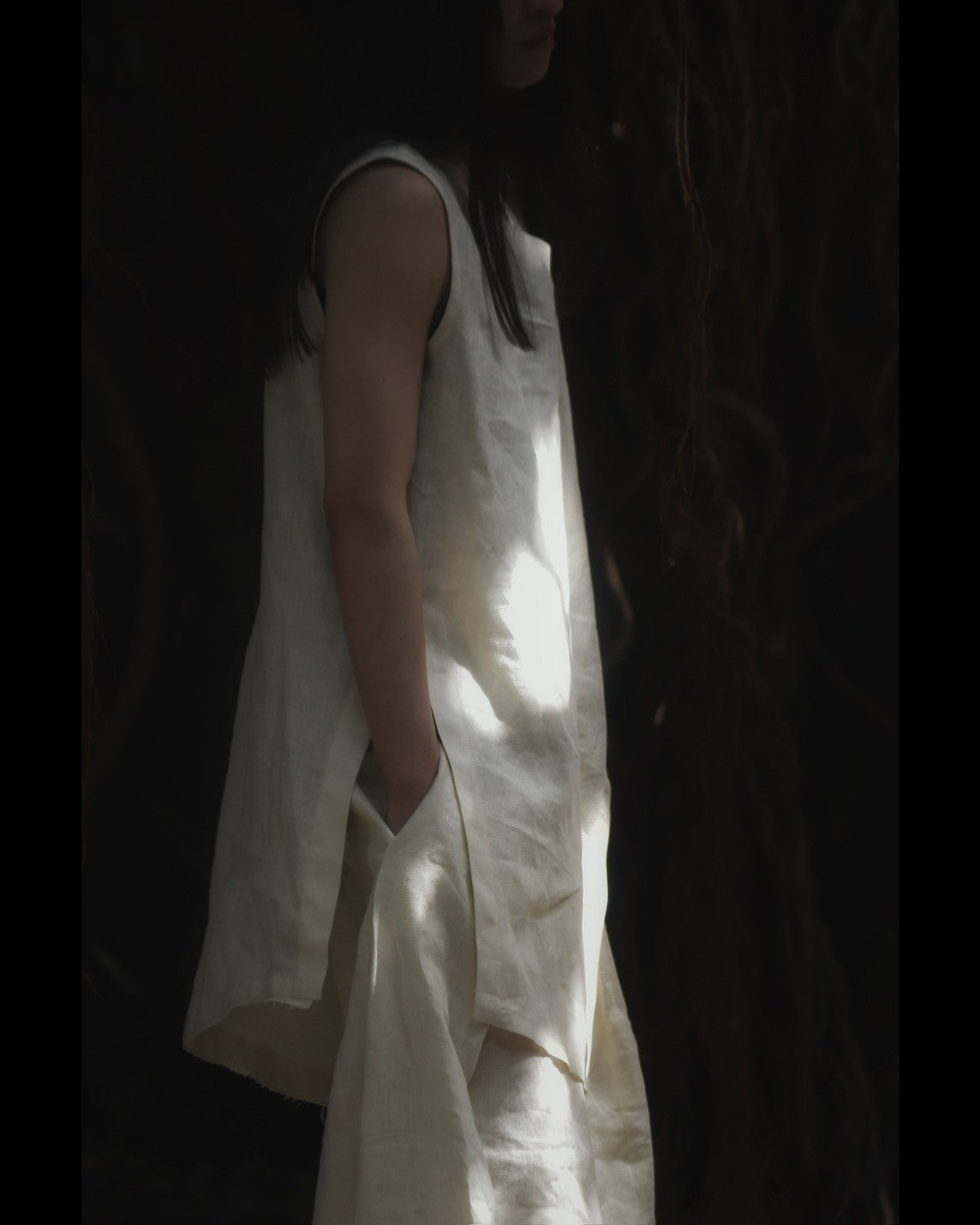 sleeveless slit shirt/white