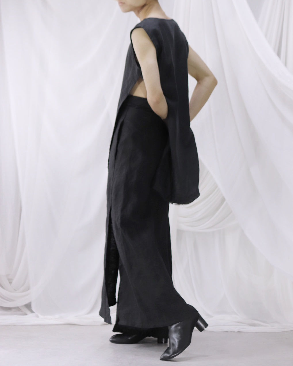 sleeveless slit shirt