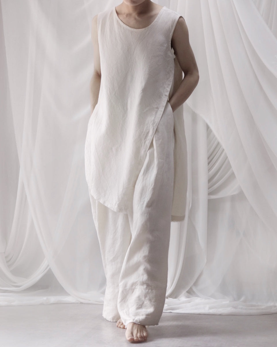 sleeveless slit shirt/white
