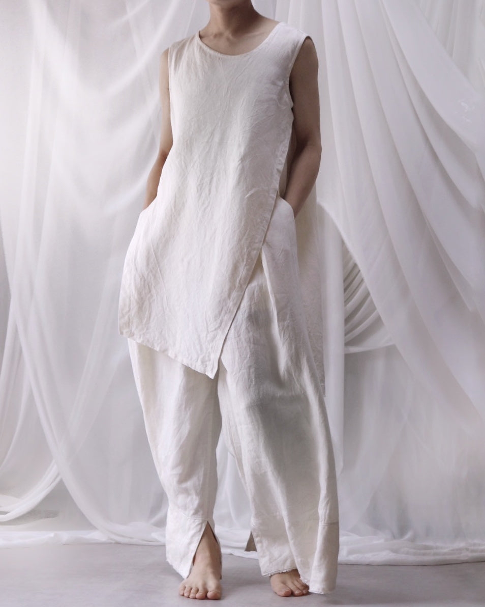 sleeveless slit shirt/white