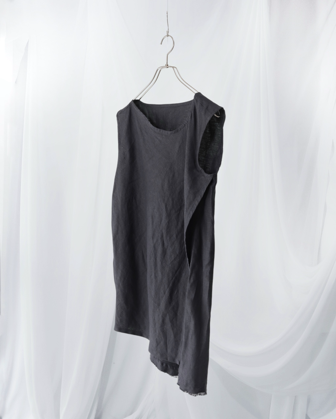 sleeveless slit shirt