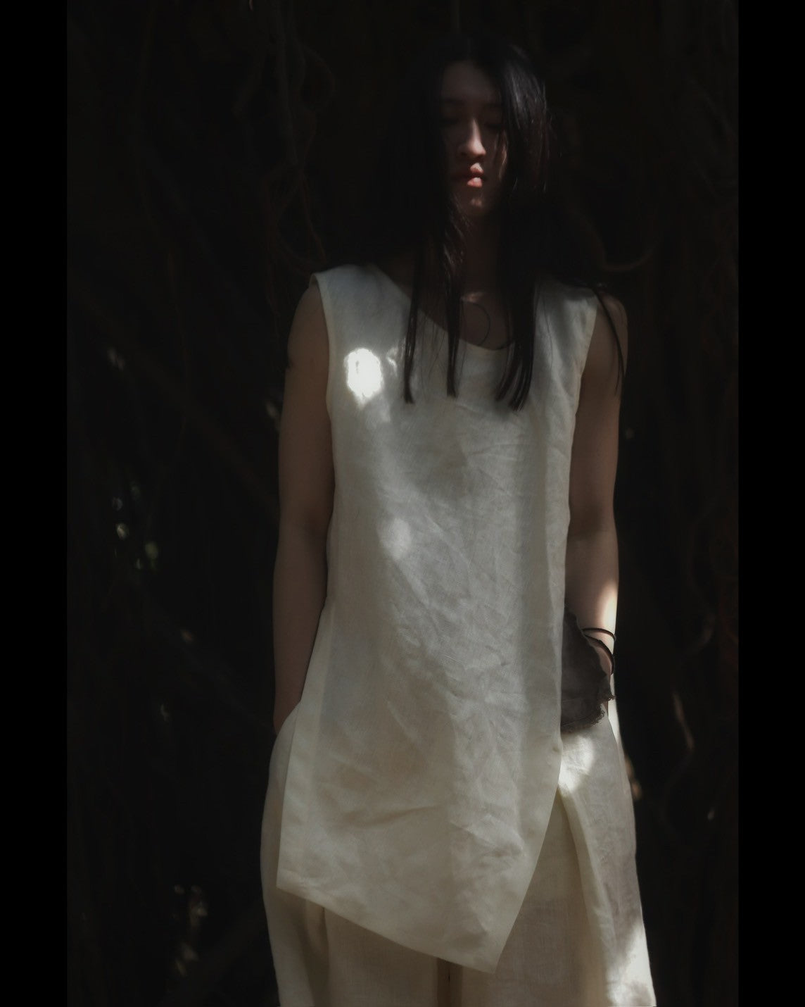 sleeveless slit shirt/white