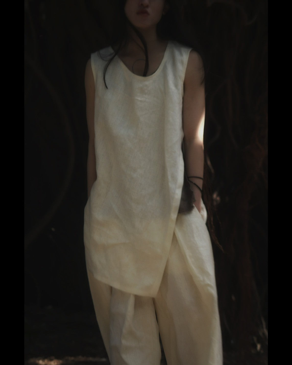 sleeveless slit shirt/white