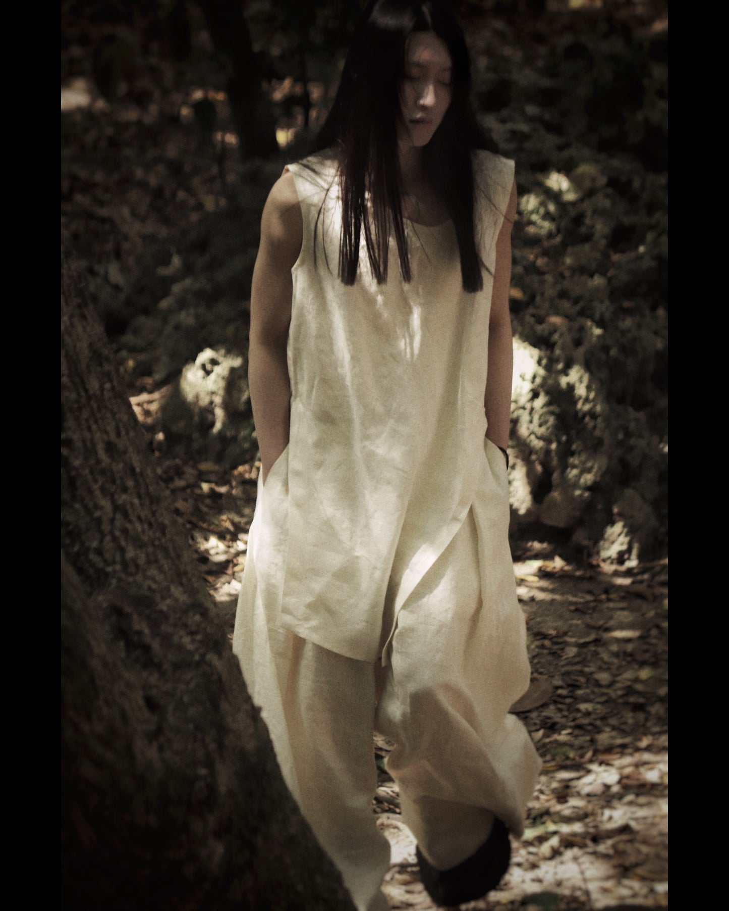 sleeveless slit shirt/white