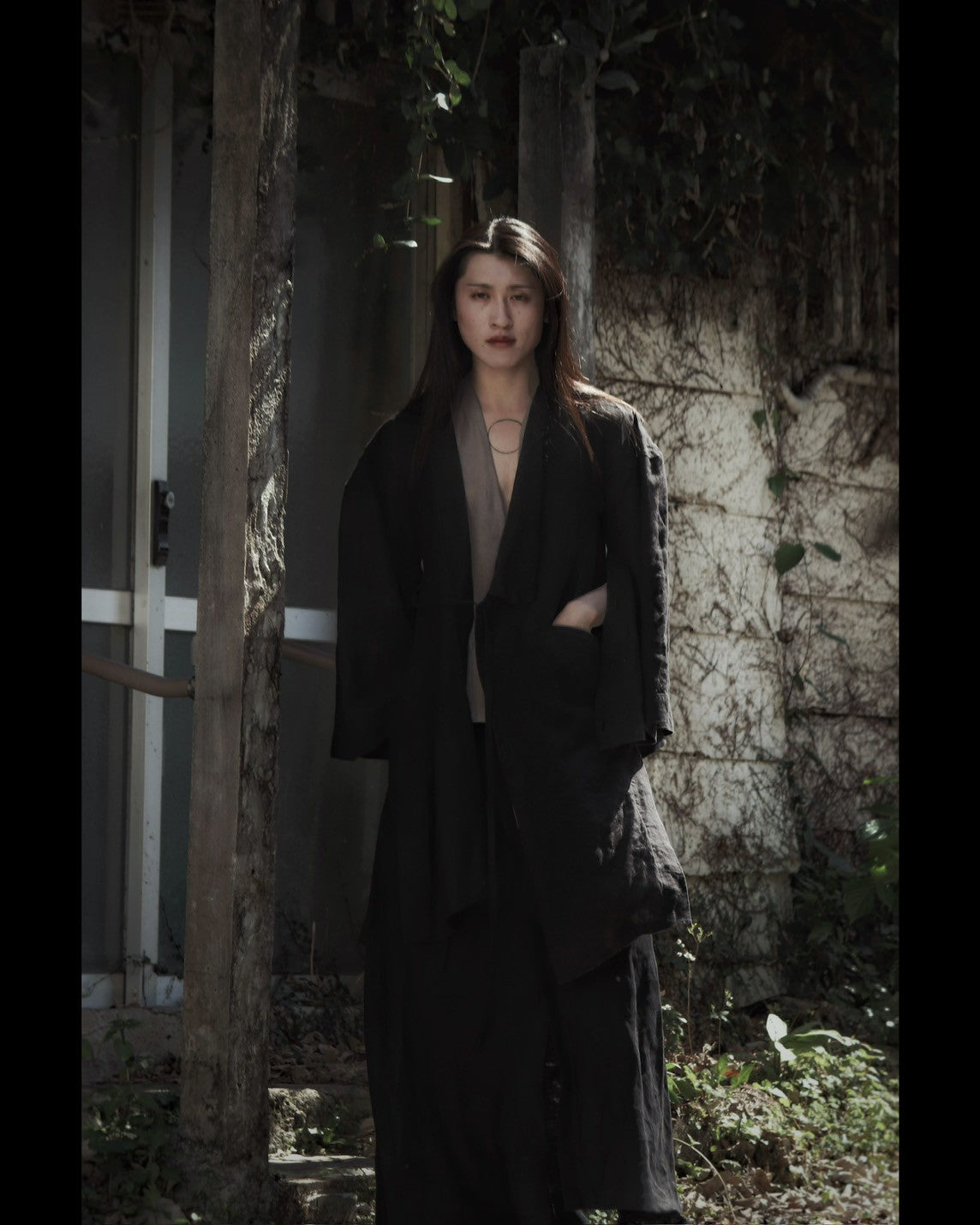 wide shoulder knee-length coat