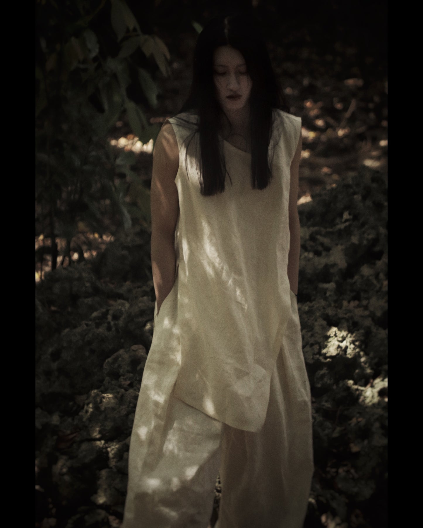 sleeveless slit shirt/white