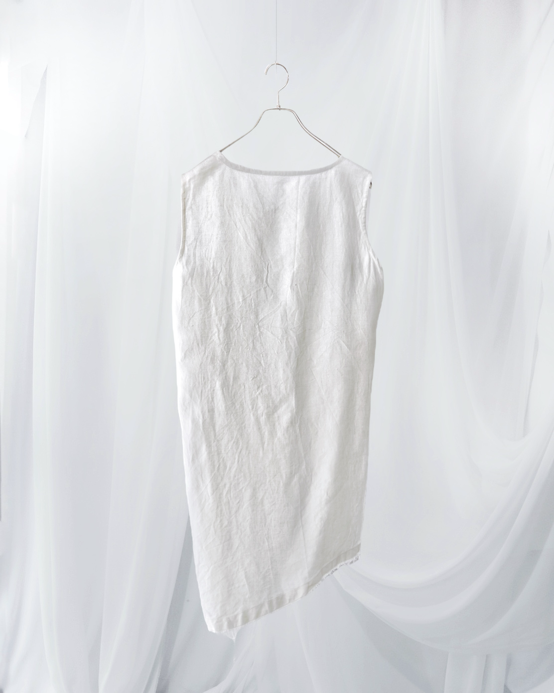 sleeveless slit shirt/white