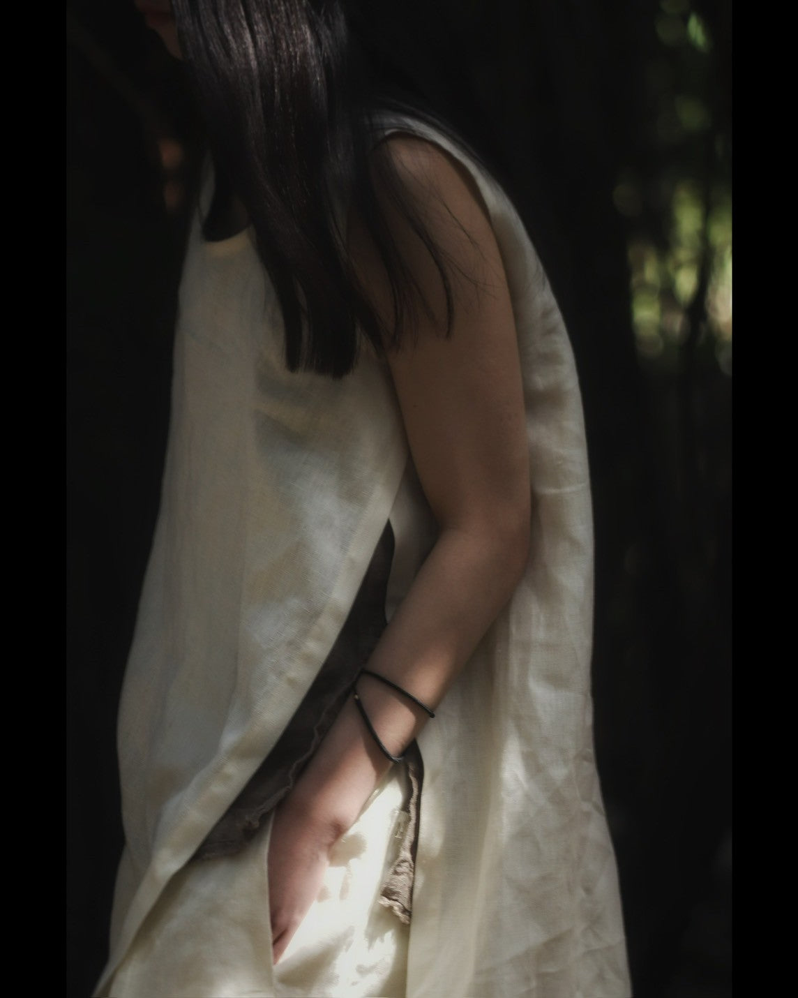 sleeveless slit shirt/white