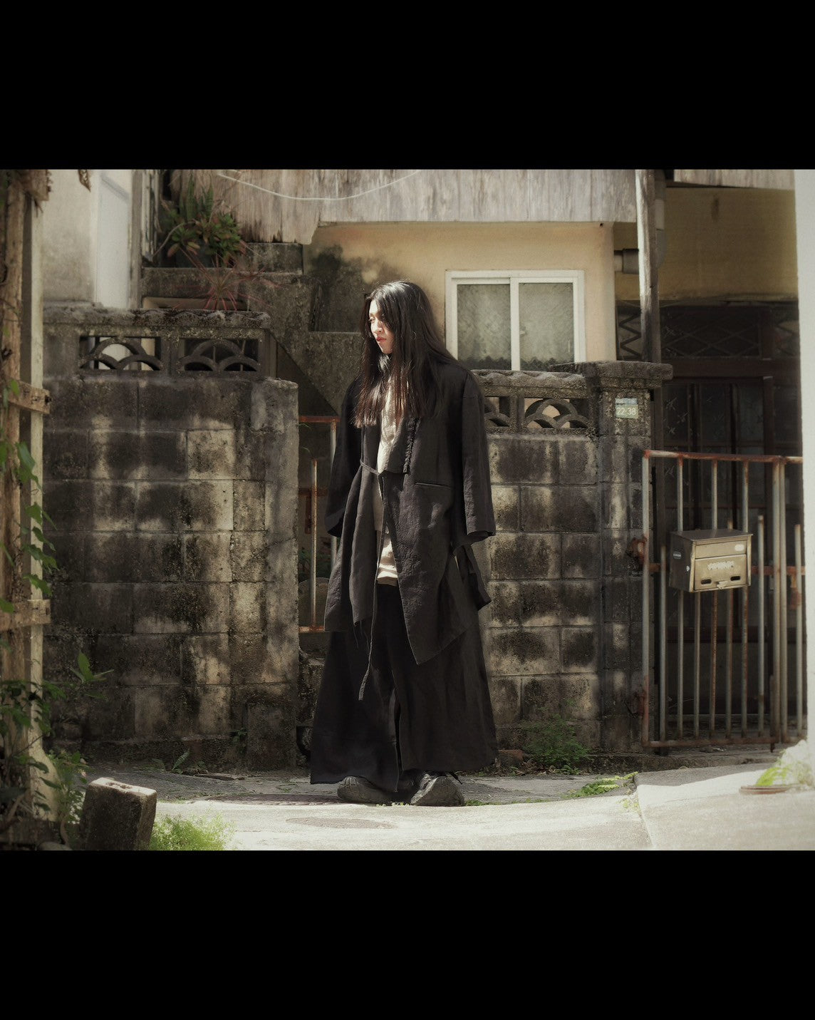 wide shoulder knee-length coat
