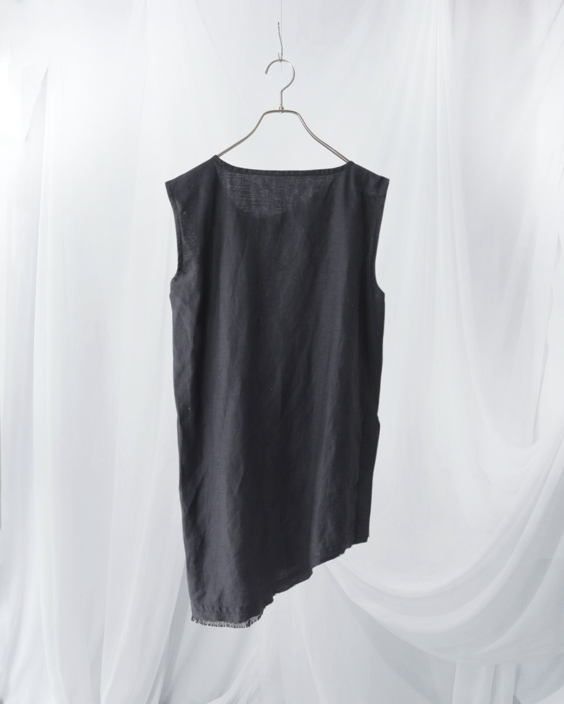 sleeveless slit shirt
