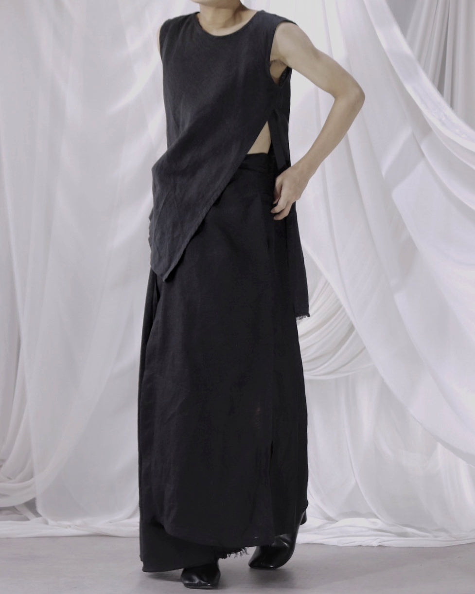 sleeveless slit shirt