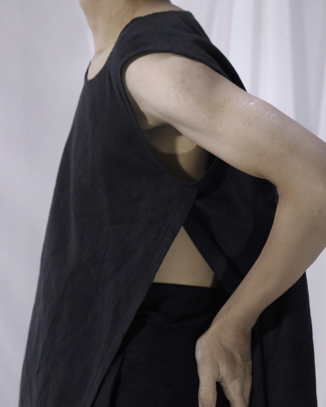 sleeveless slit shirt