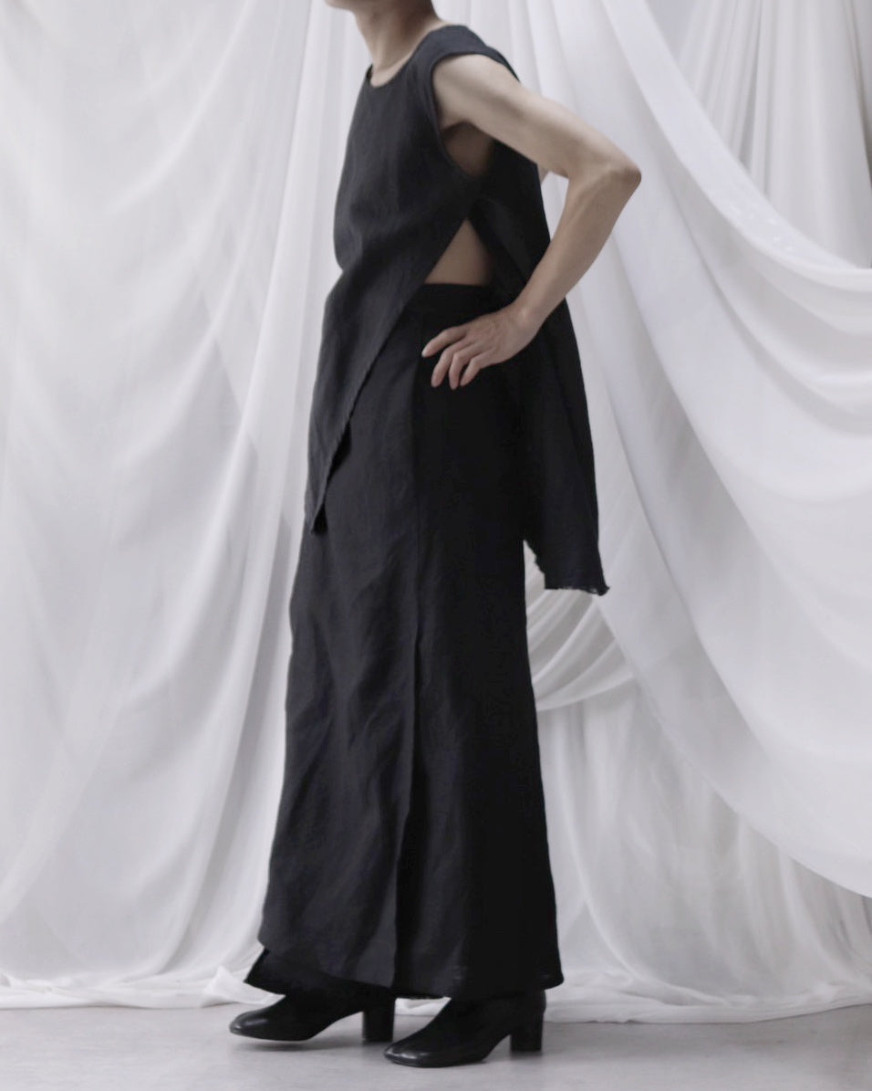 sleeveless slit shirt