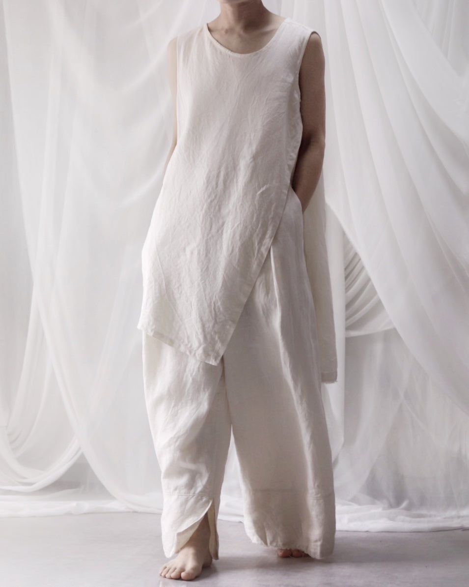 sleeveless slit shirt/white