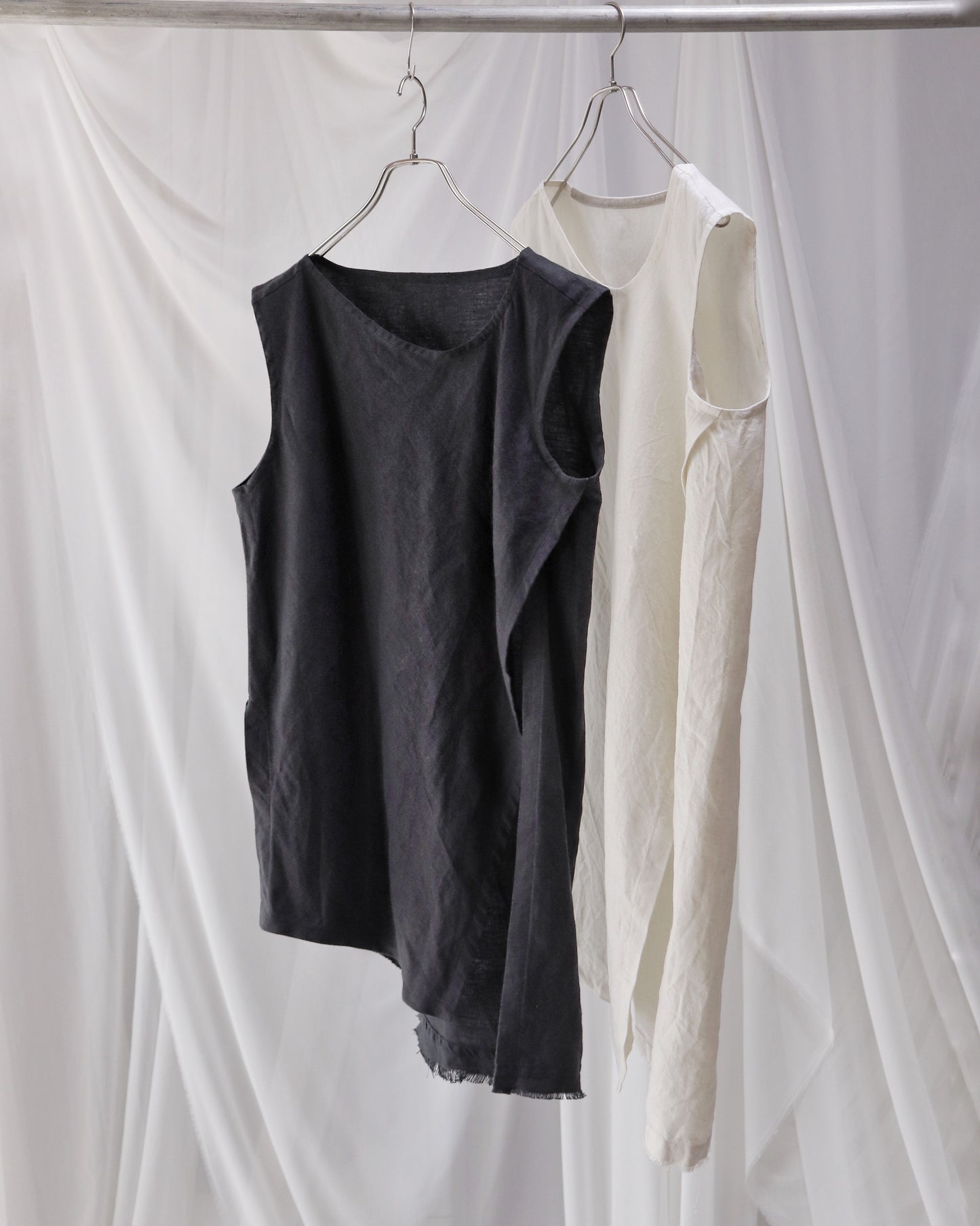 sleeveless slit shirt