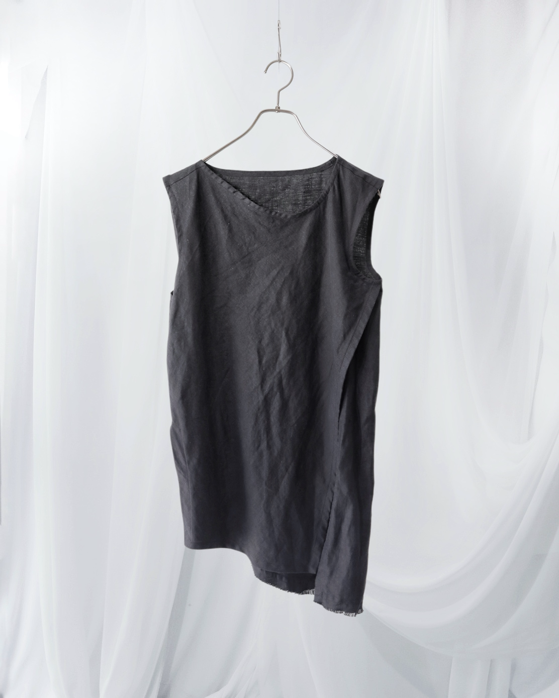 sleeveless slit shirt