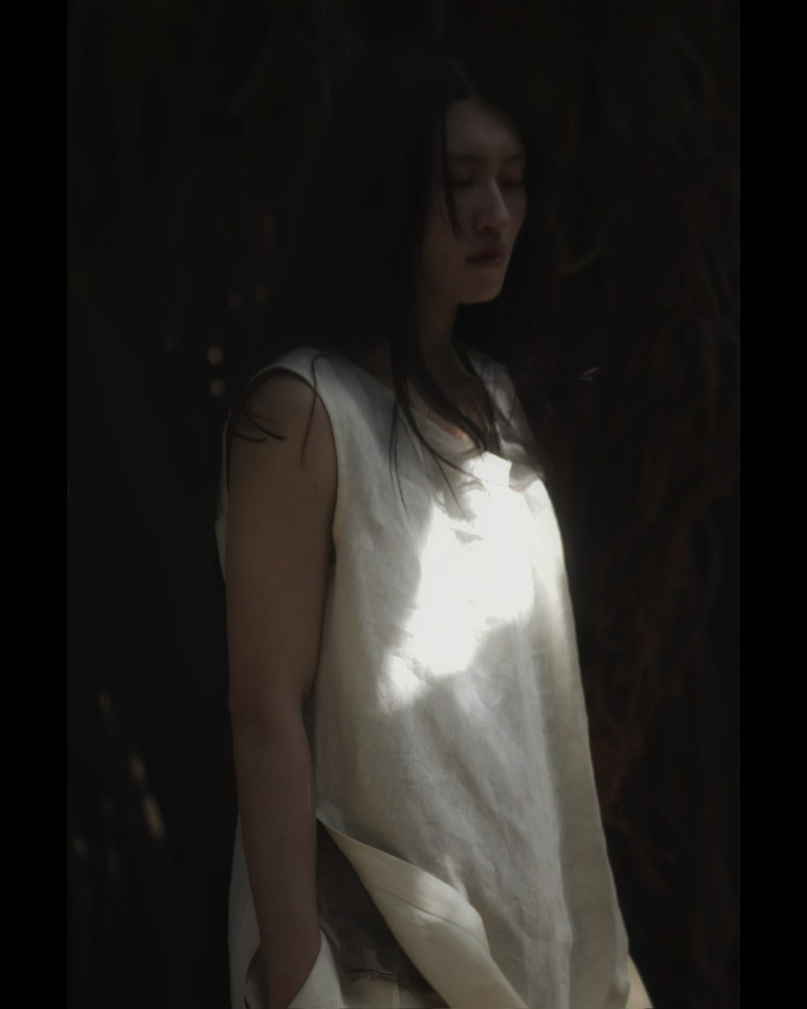sleeveless slit shirt/white