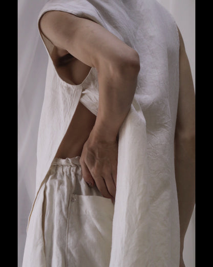 sleeveless slit shirt/white