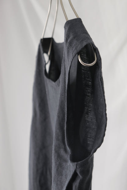 sleeveless slit shirt