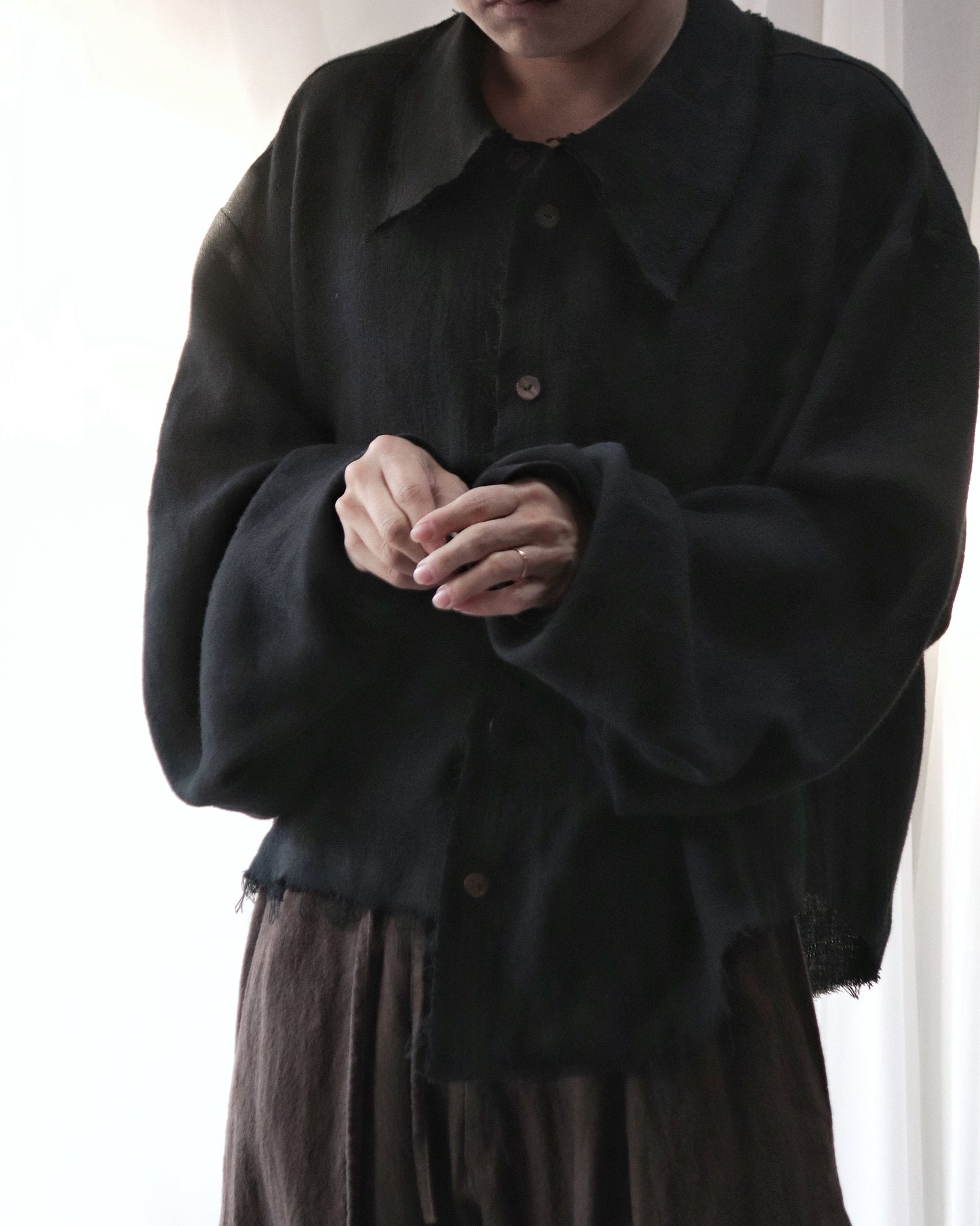 cut off flare sleeve shirt/black