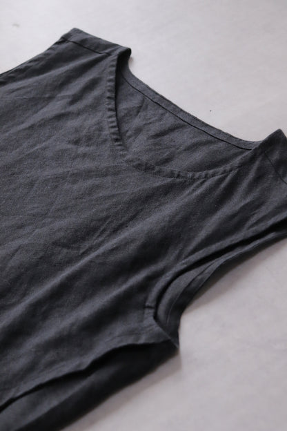 sleeveless slit shirt