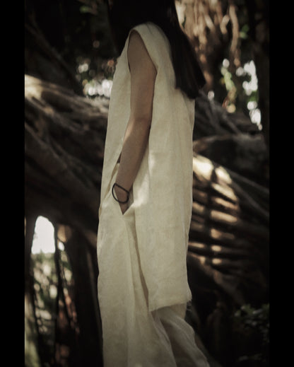 sleeveless slit shirt/white