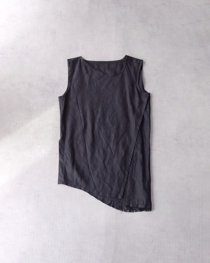 sleeveless slit shirt