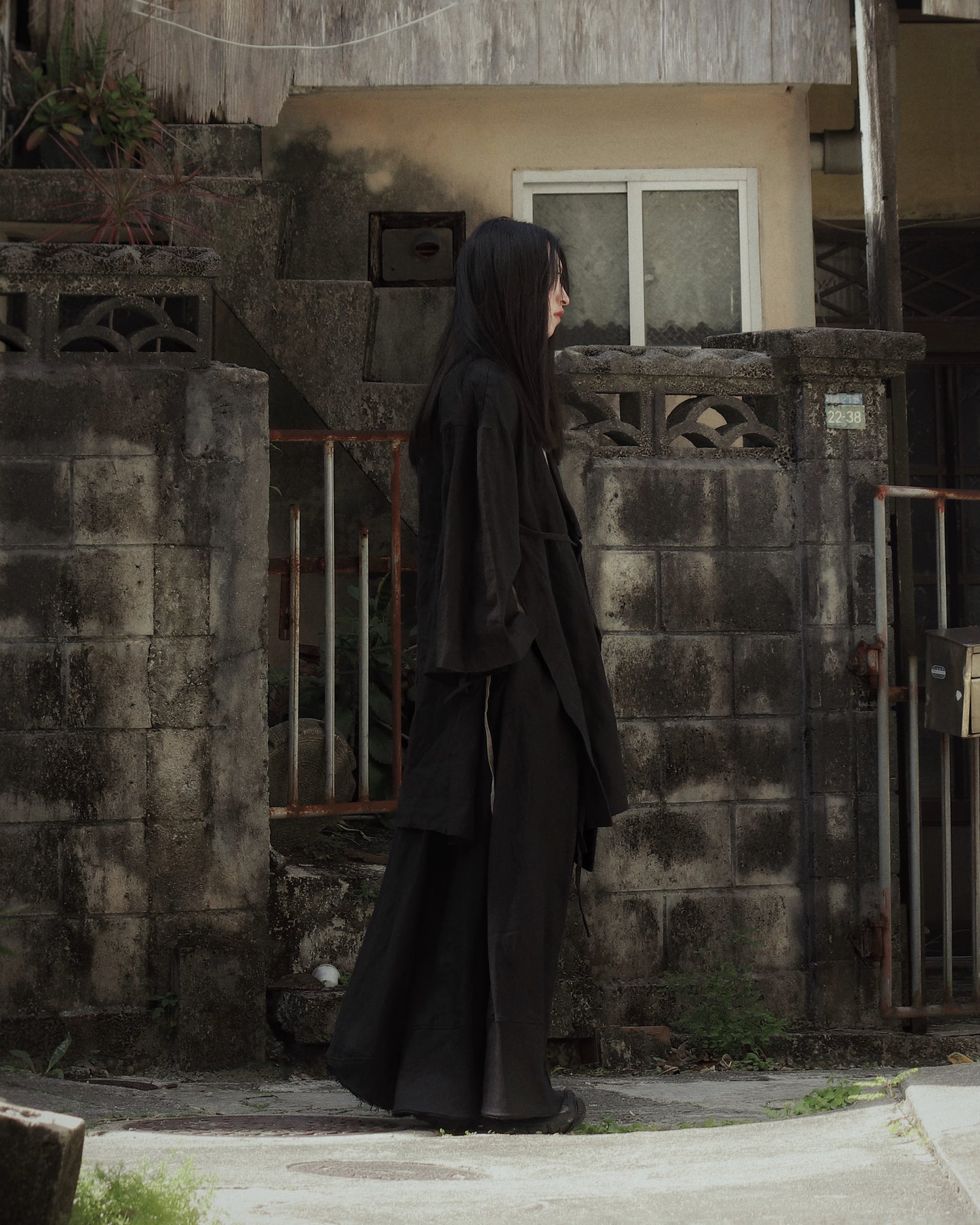 wide shoulder knee-length coat