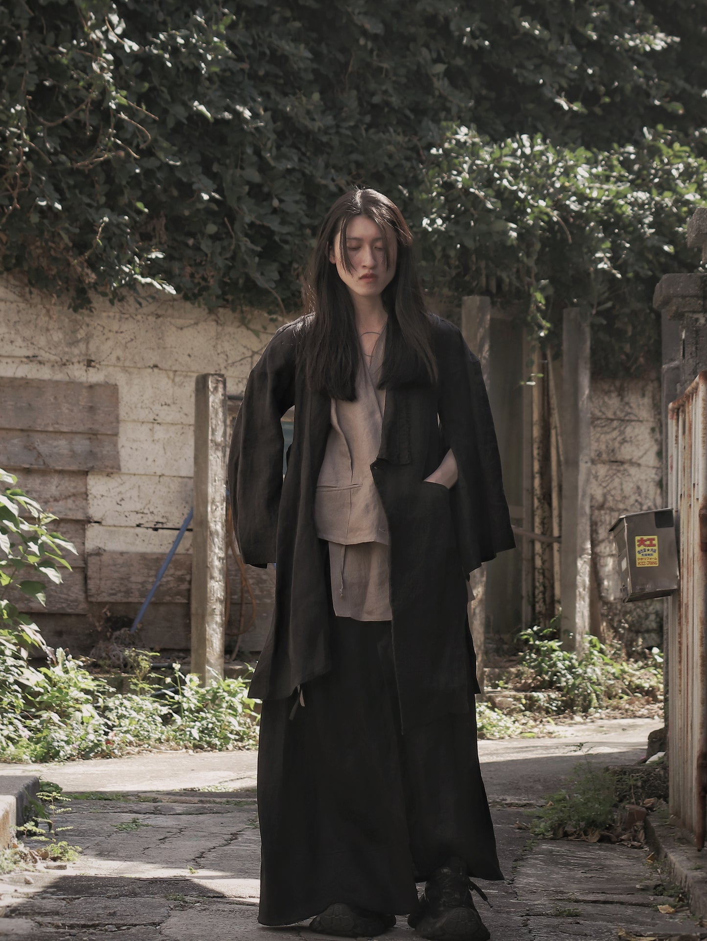 wide shoulder knee-length coat
