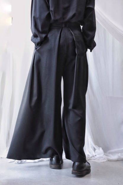 Asymmetric tuck hakama trousers with wrapping cloth