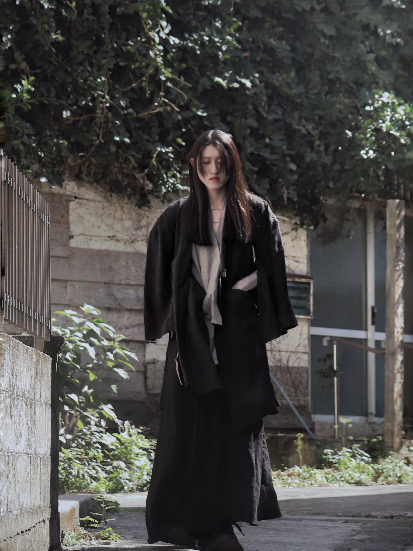 wide shoulder knee-length coat