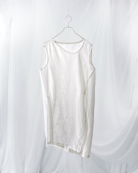 sleeveless slit shirt/white