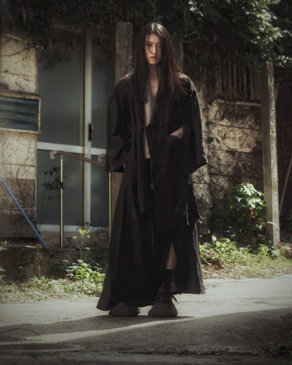 wide shoulder knee-length coat
