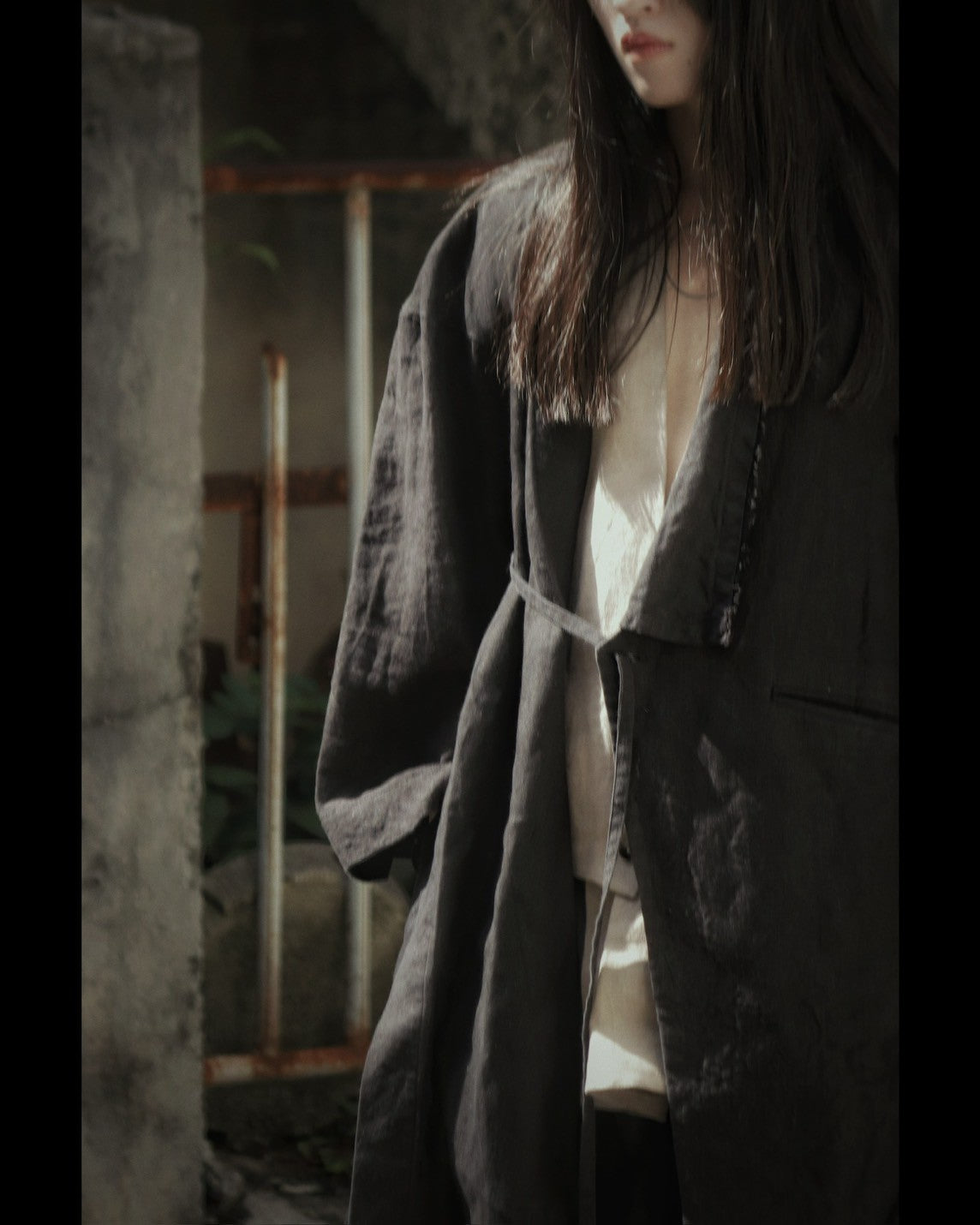 wide shoulder knee-length coat