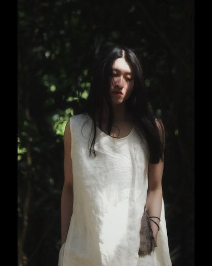 sleeveless slit shirt/white