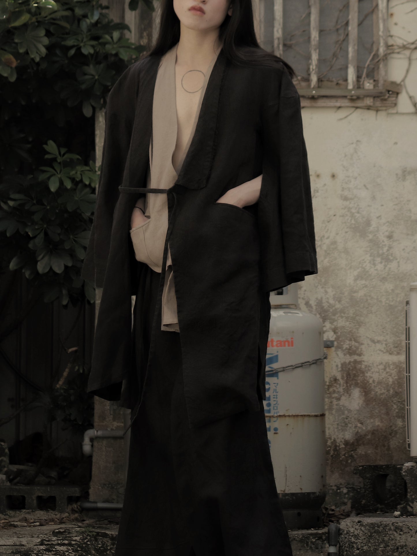 wide shoulder knee-length coat