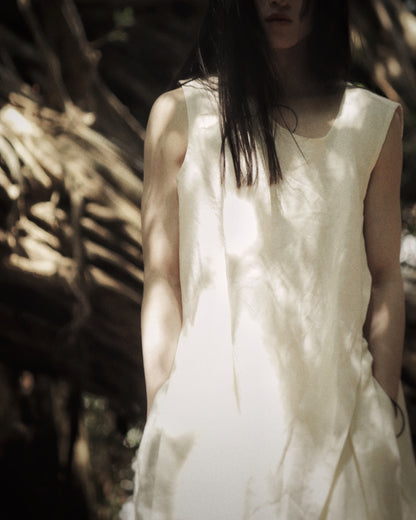 sleeveless slit shirt/white