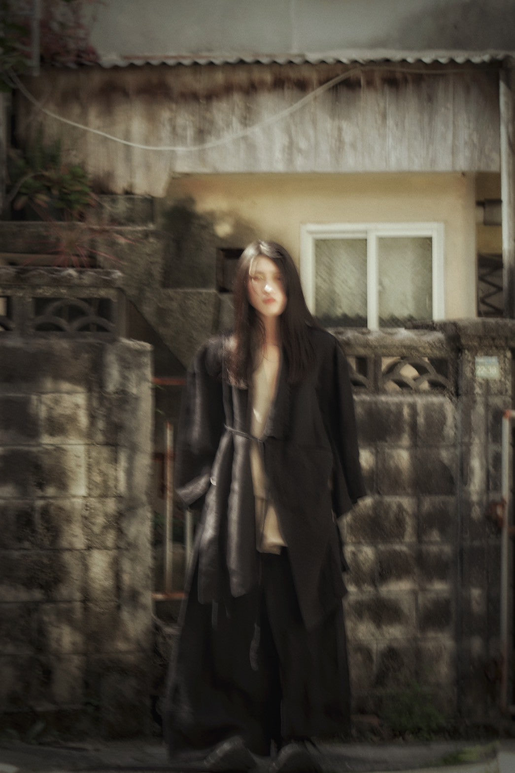 wide shoulder knee-length coat