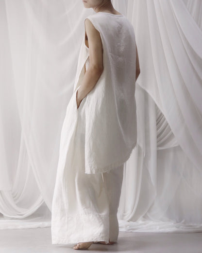 sleeveless slit shirt/white