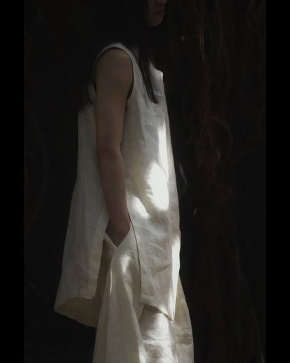 sleeveless slit shirt/white