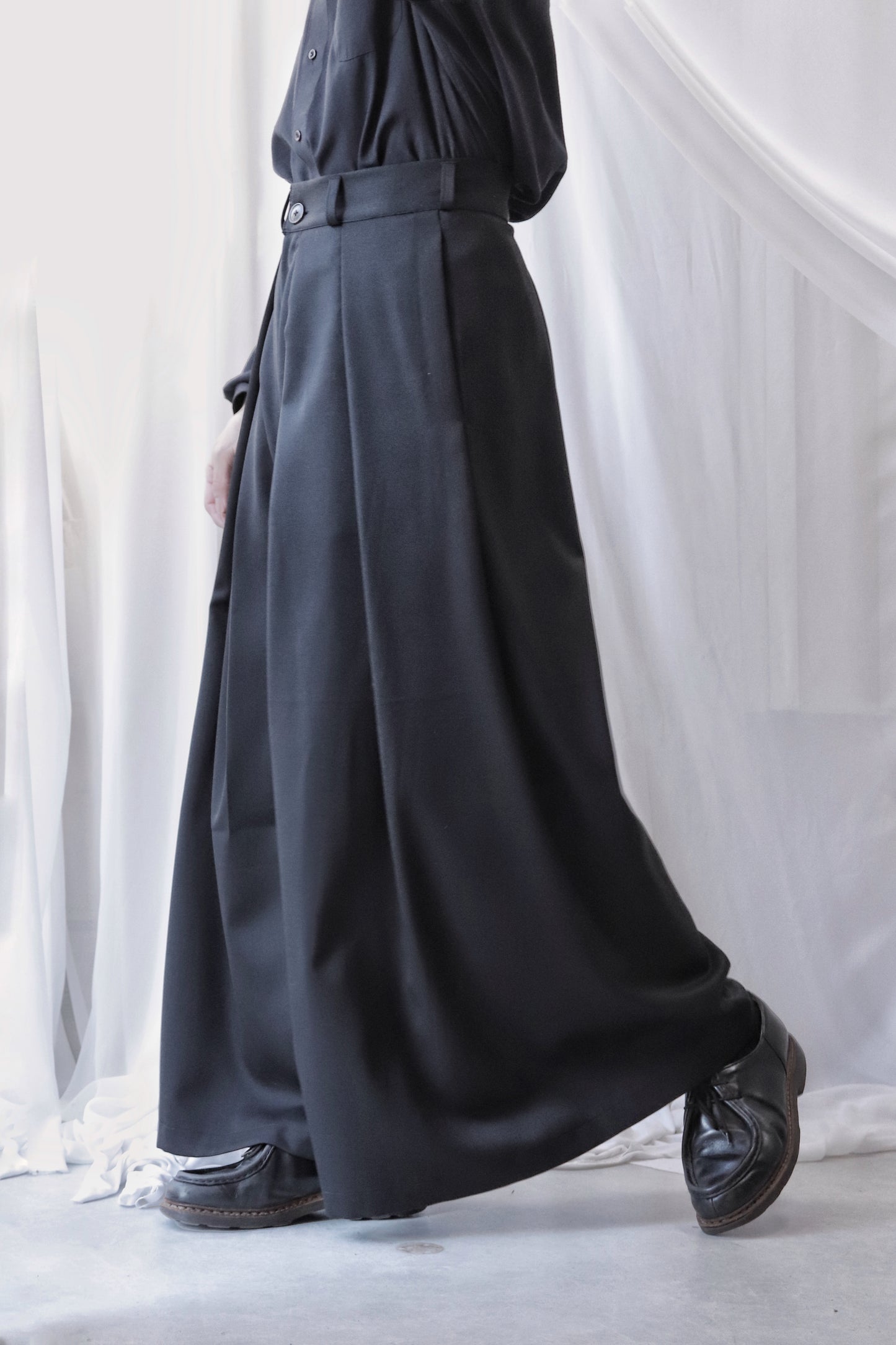 Asymmetric tuck hakama trousers with wrapping cloth