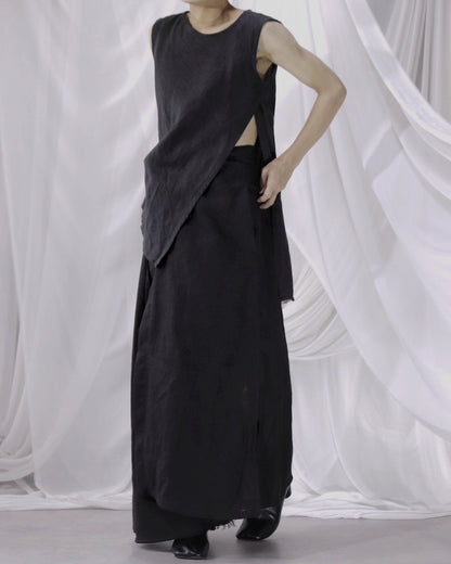 sleeveless slit shirt
