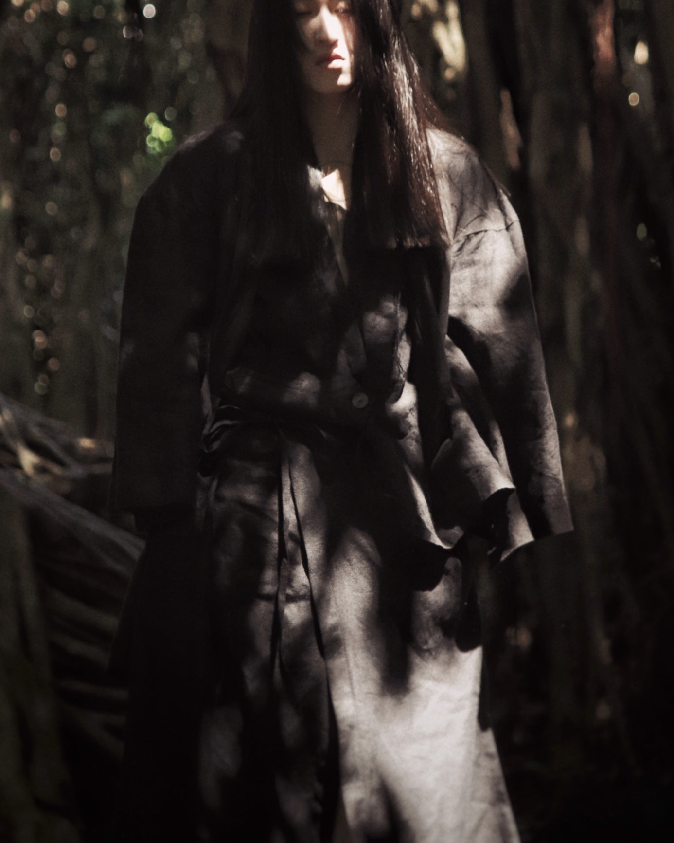 wide shoulder knee-length coat